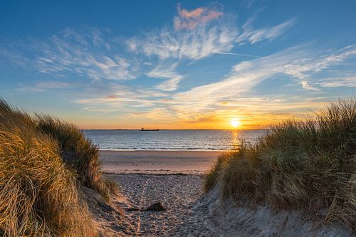 Ondergaande zon bij duinovergang Borssele