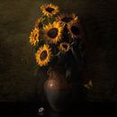 Königliches Sonnenblumenstillleben Ode an Vincent van Gogh von Flower artist Sander van Laar Miniaturansicht