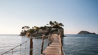 Footbridge to Cameo Island, in the distance Marathonisi (Turtle Island)