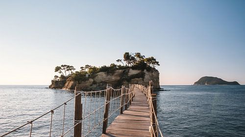 Fußgängerbrücke zur Cameo-Insel, in der Ferne Marathonisi (Turtle Island)