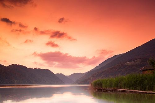 Zonsondergang bij het meer van Levico