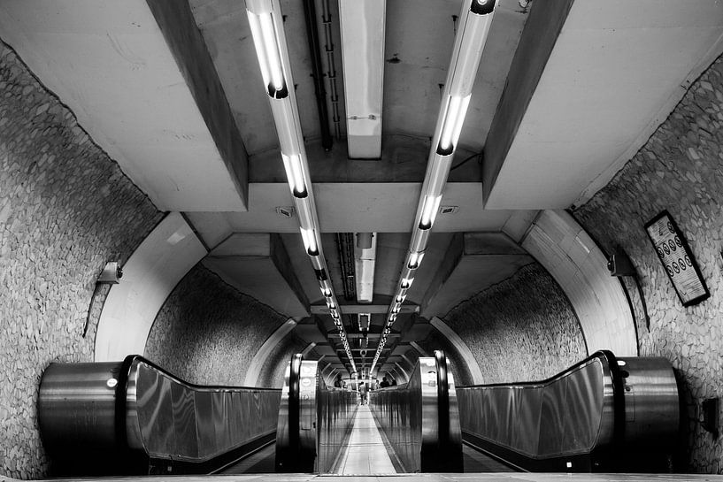 Metro in Rome, zwart/wit/minimalisme von Tess Groote