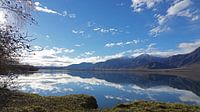 Bergen bij Lake Benmore in Nieuw Zeeland weerspiegelt in het water van Aagje de Jong thumbnail