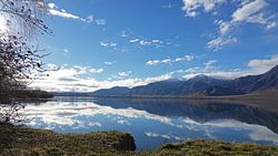 Bergen bij Lake Benmore in Nieuw Zeeland weerspiegelt in het water