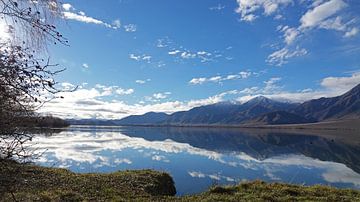 Bergen bij Lake Benmore in Nieuw Zeeland weerspiegelt in het water