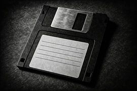 Isolierte schwarze Diskette mit Etikett und Metallschieber