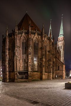 St. Sebaldus kerk laat in de avond in oude stad Neurenberg, Duitsland