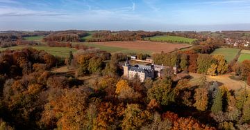 Dronefoto van Kasteel Neubourg in herfstkleuren in Zuid-Limburg