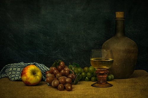 Stilleven met fruit, kruik en roemer in een rustieke uitstraling