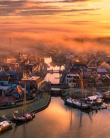 Brume dorée au-dessus de Makkum – Lever du soleil sur le port sur Ewold Kooistra