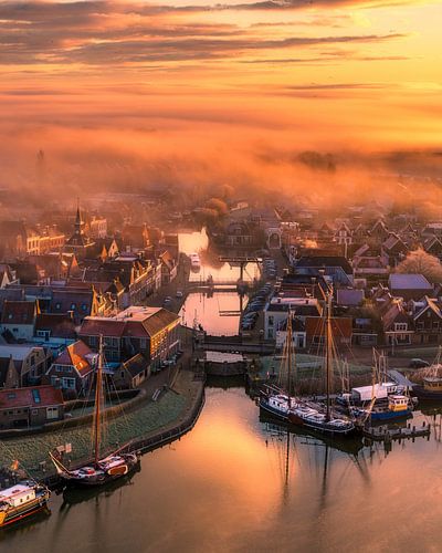Gouden ochtendmist boven Makkum – Zonsopkomst aan de haven