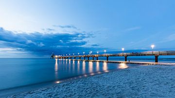 Pont de mer dans la station balnéaire de Zingst sur la mer Baltique le soir sur Werner Dieterich