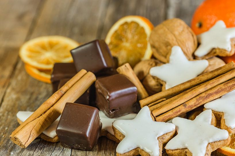 Kerstmisvoedsel, sterrenkoekjes, chocolade en kruiden op houten lijst van Alex Winter