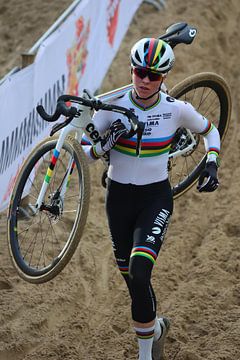 Fem van Empel schoudert de wereldkampioenen fiets van FreddyFinn