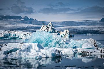 IJs in gletsjesmeer Jokulsarlon in IJsland van Caroline De Reus