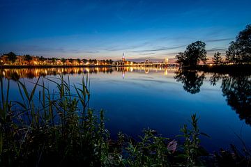 Skyline van de Hanzestad Kampen aan de rivier de IJssel in de avond