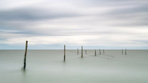 Ein von Wind und Wasser erfasstes Fischernetz
