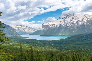 Uitzicht op Lake Minnewanka in Canada van Hege Knaven-van Dijke