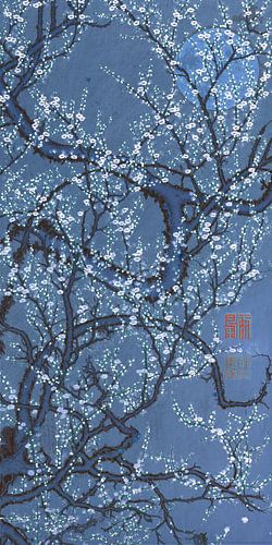 Japanse vintage prent. Pruimenbloesem bij volle maan in zacht blauw