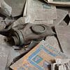 Gasmasker tussen de schoolboeken in Pripyat van Tim Vlielander