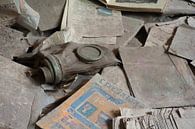 Gasmasker tussen de schoolboeken in Pripyat van Tim Vlielander thumbnail
