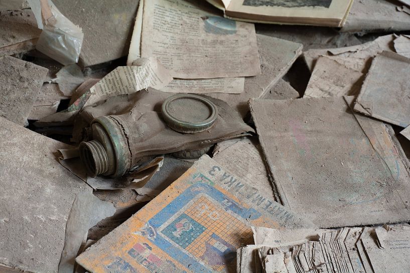 Gasmasker tussen de schoolboeken in Pripyat van Tim Vlielander