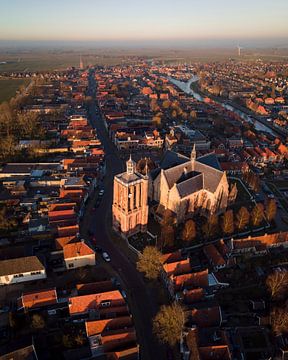 St.-Gertrudis-Kirche in Workum im Abendlicht von Ewold Kooistra