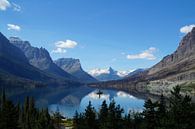 Serene view on a lake in the mountains von Anouk Noordhuizen Miniaturansicht