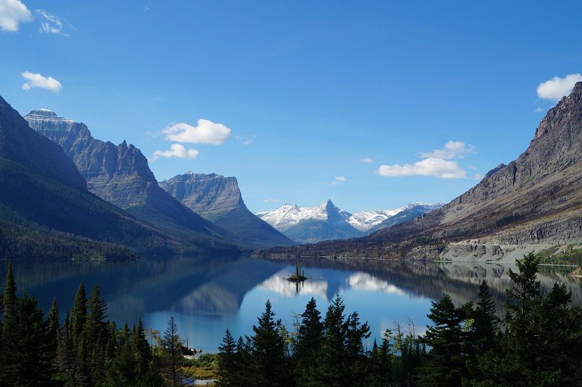 Serene view on a lake in the mountains von Anouk Noordhuizen