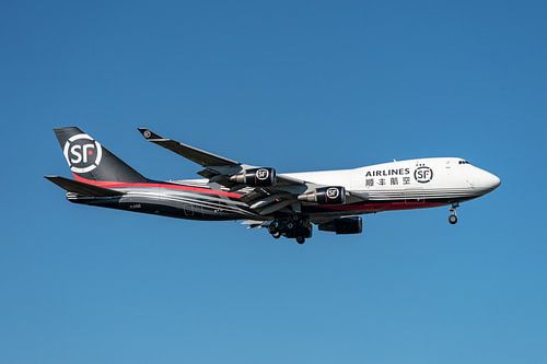 Prachtige Boeing 747-400 ERF  vrachtvliegtuig van SF Airlines vlak voor de landing  op het vliegveld van Jaap van den Berg