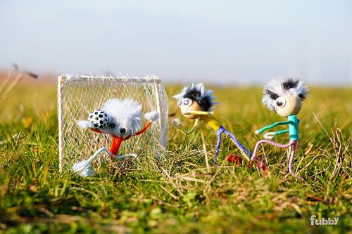 Een Kopbal op doel van een voetballende Fubby.