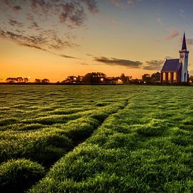 Kerkje Den Hoorn Texel bij zonsopkomst van John Leeninga