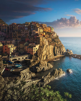 Manarola dorp, rotsen en zee. Cinque Terre, Italië.