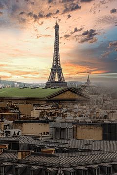 Dachlandschaft in Paris Frankreich mit Eiffelturm bei Sonnenuntergang von Dieter Walther