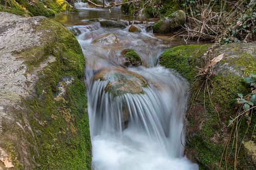 Kleiner Wasserfall im Wald