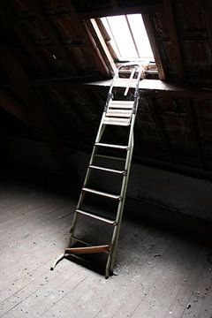Ladder tegen het zolderraam van Suzanne Schoepe