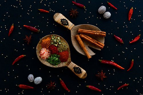 Kruiden en specerijen op houten lepels