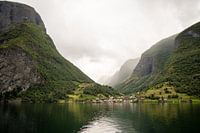 Dorp aan het Sognefjord, Noorwegen