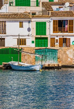 Schöner Blick auf ein altes Fischerboot, das an der Küste eines mediterranen Dorfes auf Mallorca, Sp von Alex Winter