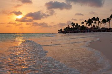 Strand Manchebo op Aruba met zonsondergang van Eye on You