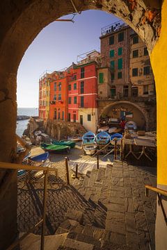 Riomaggiore van onder een boog. Cinque Terre van Stefano Orazzini