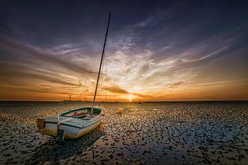 Boat on dry land by Dennis Donders