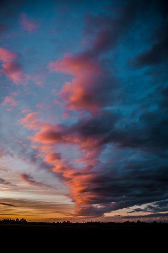 Wolken spel tijdens een prachtige zonsondergang
