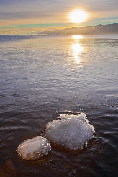 Gelbe Sonne über Wasser und Eissteinen von Michael Semenov