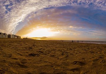 herfstige zonsondergang op het strand van Youri Mahieu