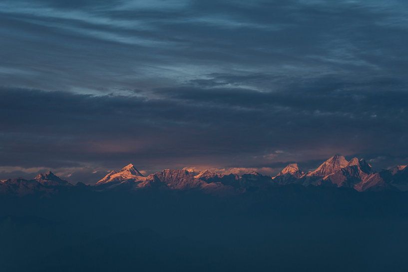 Zonsondergang Himalaya met bewolking  van Ellis Peeters