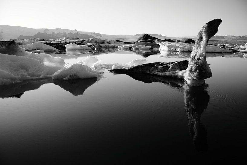 Jökulsárlón gletsjermeer, IJsland (Jokulsarlon) (zwart-wit) van Roel Janssen