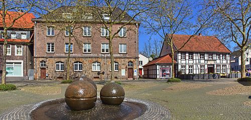 Waterpartij voor historische huizen