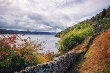 Loch Ness in Schotland. Verlaten idylle bij de stenen muur van Urquhart Castle. van Jakob Baranowski - Photography - Video - Photoshop