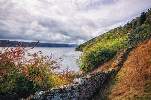 Loch Ness in Schotland. Verlaten idylle bij de stenen muur van Urquhart Castle.